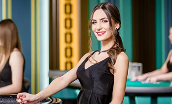 Đấu trường đá gà truyền thống với hai con gà đang chiến đấu